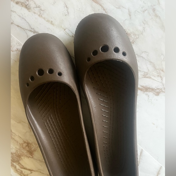 Crocs Dark Brown Flats Size 11 - Picture 3 of 9